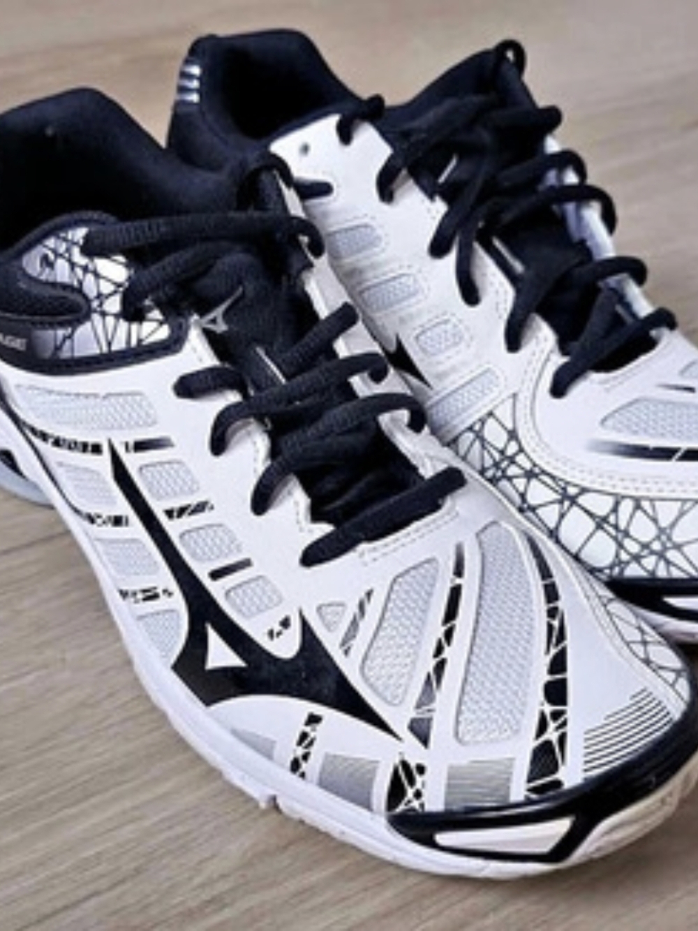 Mizuno Wave Voltage Women's Athletic Shoes White & Black